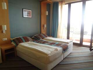 Отель Mirage Hotel Несебр Двухместный номер с 1 кроватью или 2 отдельными кроватями и балконом-8