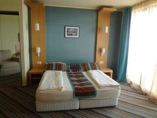 Отель Mirage Hotel Несебр Двухместный номер с 1 кроватью или 2 отдельными кроватями и балконом-1