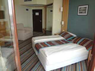 Отель Mirage Hotel Несебр Двухместный номер с 1 кроватью или 2 отдельными кроватями и балконом-13
