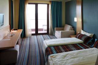 Отель Mirage Hotel Несебр Двухместный номер с 1 кроватью или 2 отдельными кроватями и балконом-3