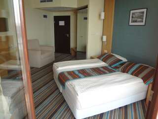 Отель Mirage Hotel Несебр Двухместный номер с 1 кроватью или 2 отдельными кроватями и балконом-4